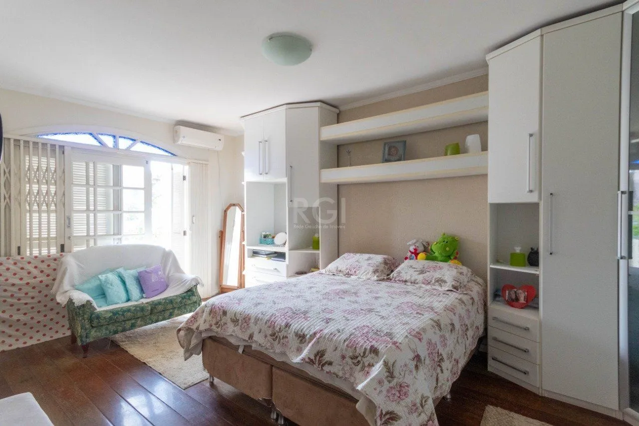 Imagem Casa para Venda - 250m², 3 dormitórios, sendo 2 suites, Partenon