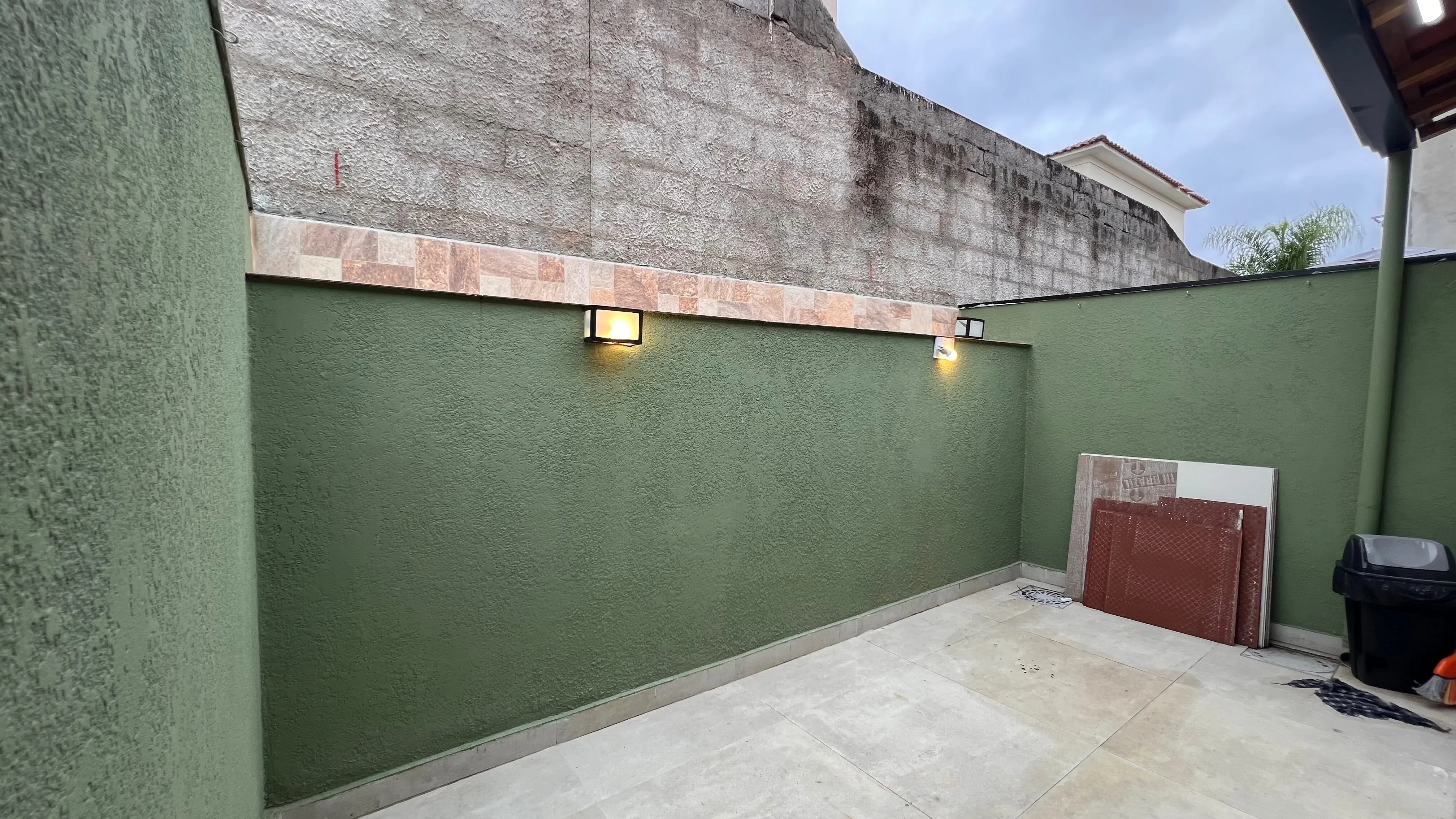 Imagem Casa Ampliada com Planejados, Ar-Condicionado e Eletrodomésticos Inclusos no Villa Flora, Condomínio Gerânios
