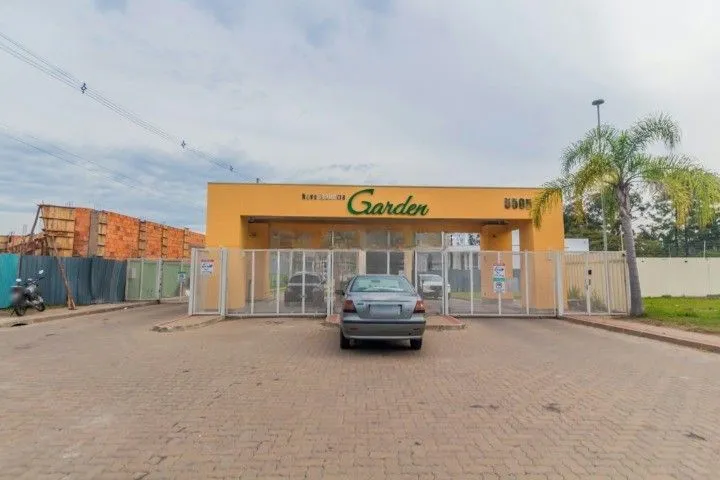 Imagem Casa térrea com 3 dormitórios ensolarada com pátio e churrasqueira em condomínio fechado no bairro Hípica