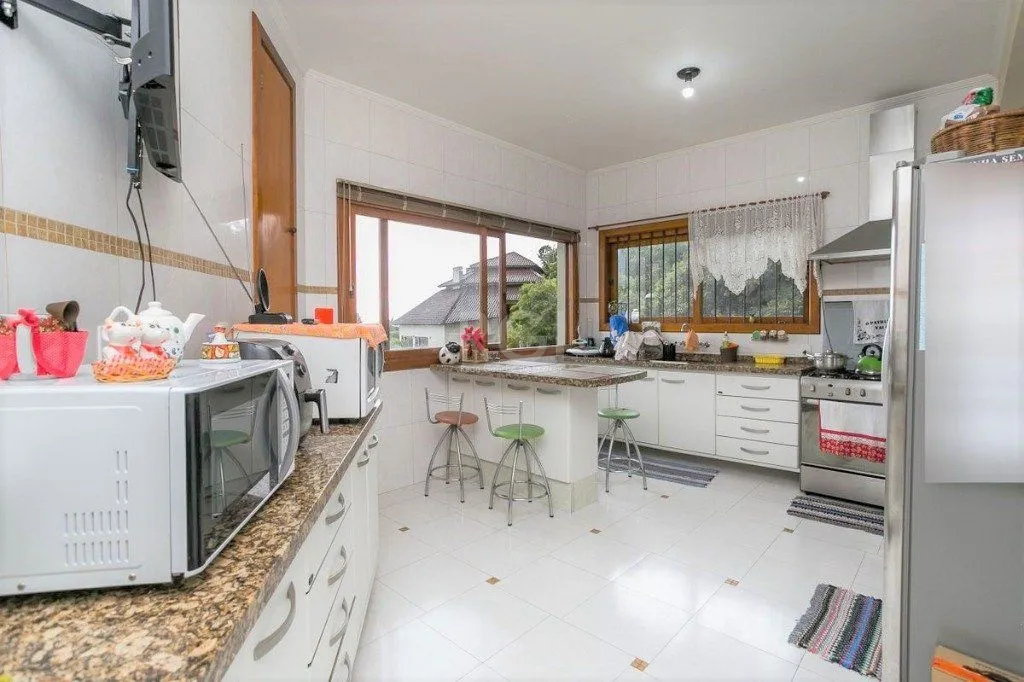 Imagem Casa para Venda - 279m², 3 dormitórios, sendo 1 suites, 4 vagas - Teresópolis