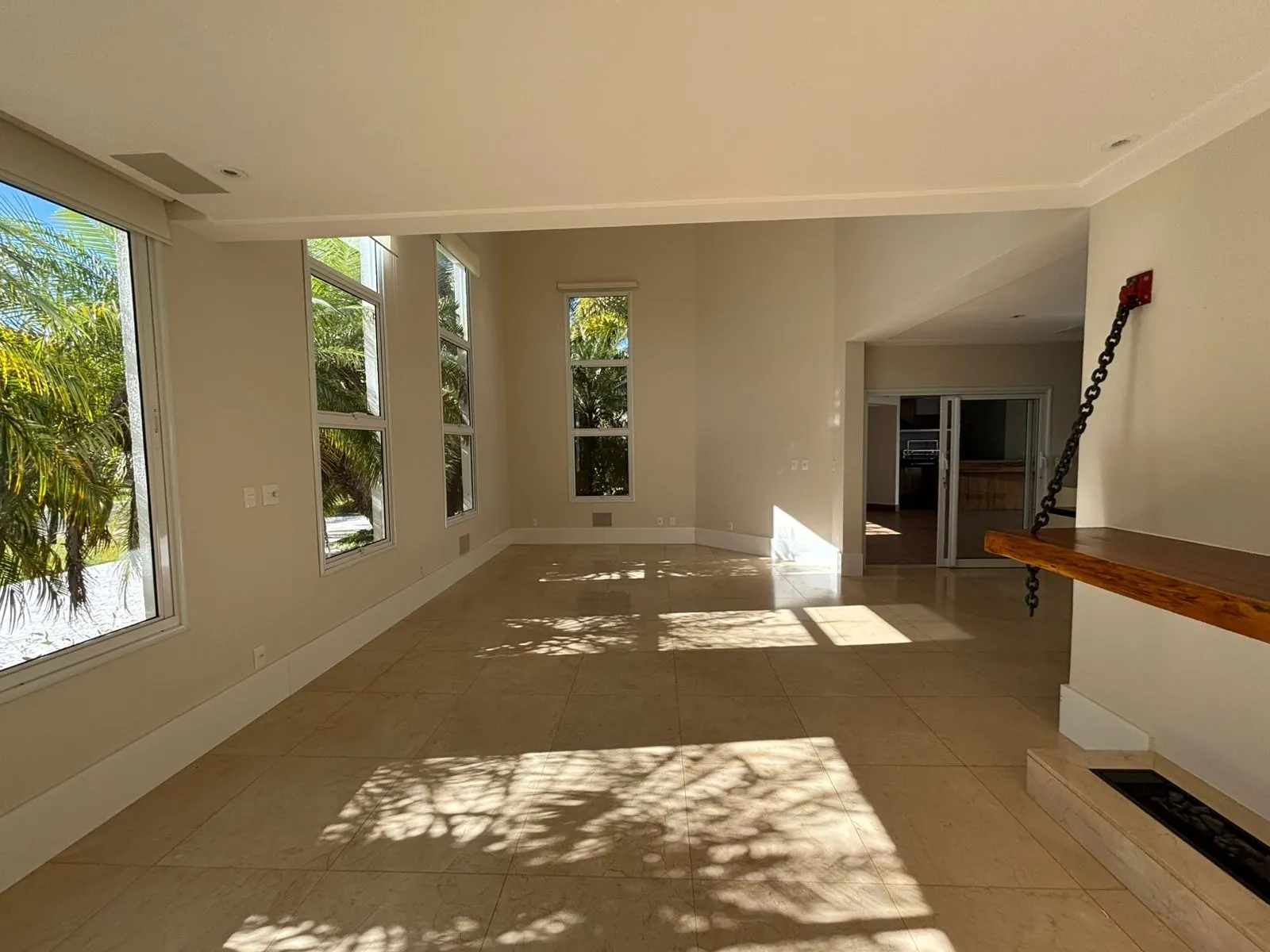 Imagem Casa de alto padrão à venda no Lago Azul Golf Club, com 4 suítes, piscina aquecida e 640 m² construídos