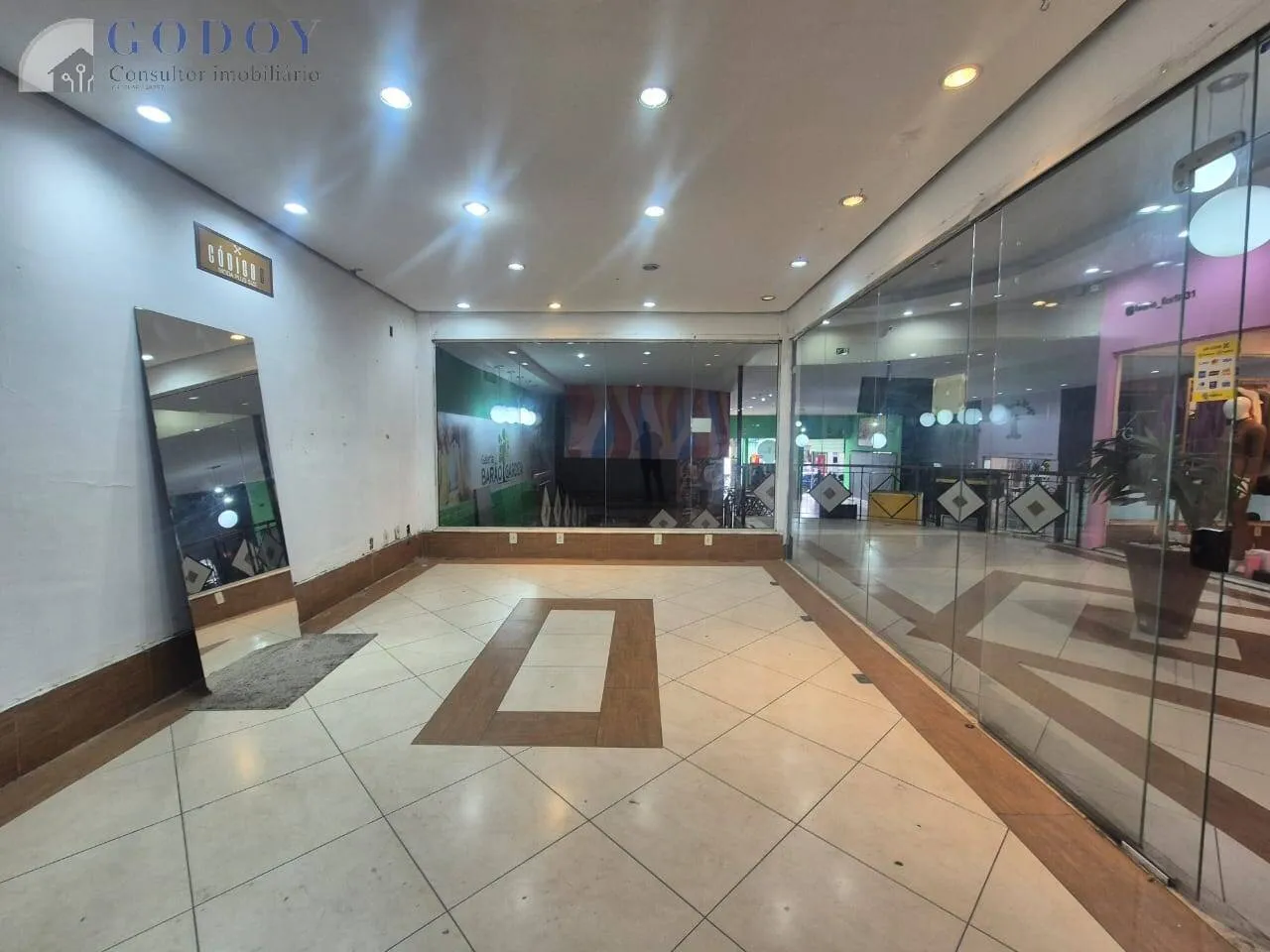 Imagem Investimento: Centro Comercial com 28 Lojas e Piso Superior Privado