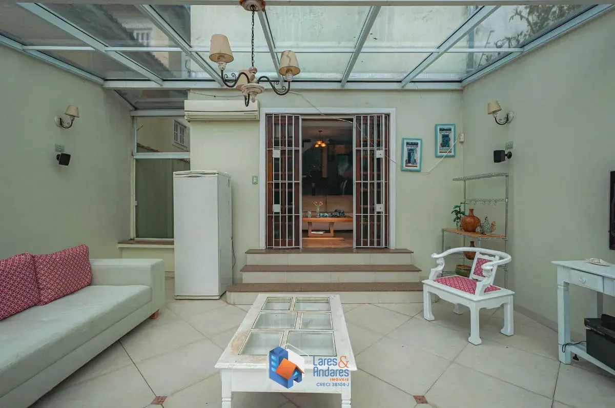 Imagem Sobrado para venda em Tremembé com 4 quartos, sendo 2 suítes, 236m²