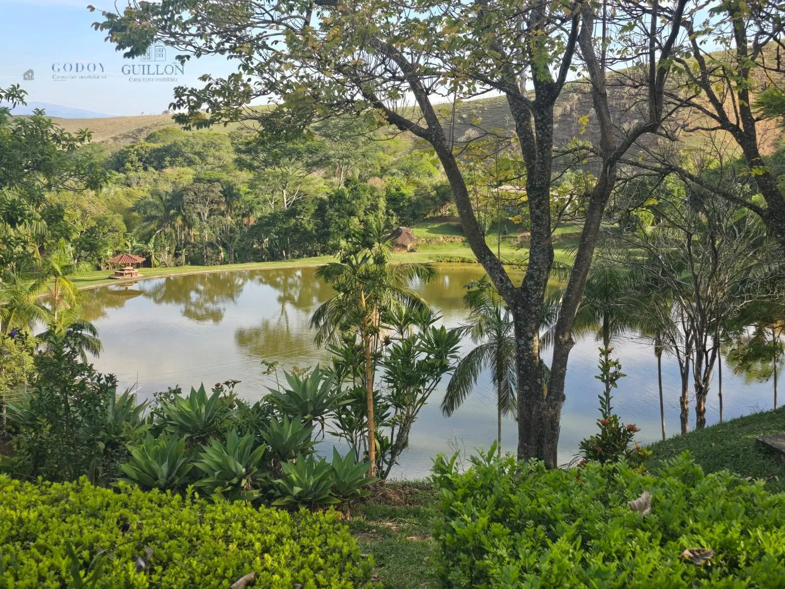 Imagem Sítio de 33,68 ha com Lago, Vista para a Serra da Mantiqueira e 3 Casas