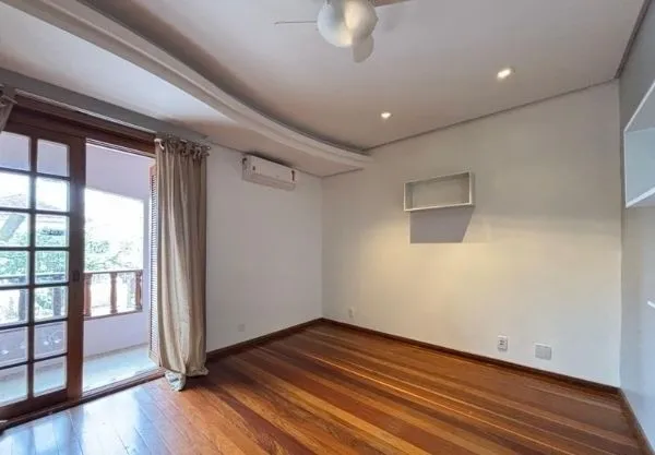 Imagem casa sobrado na Medianeira com 4 dormitórios
