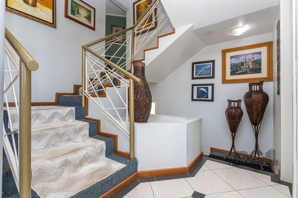 Imagem casa sobrado no Alto Petrópolis de 5 dormitórios e 3 vagas