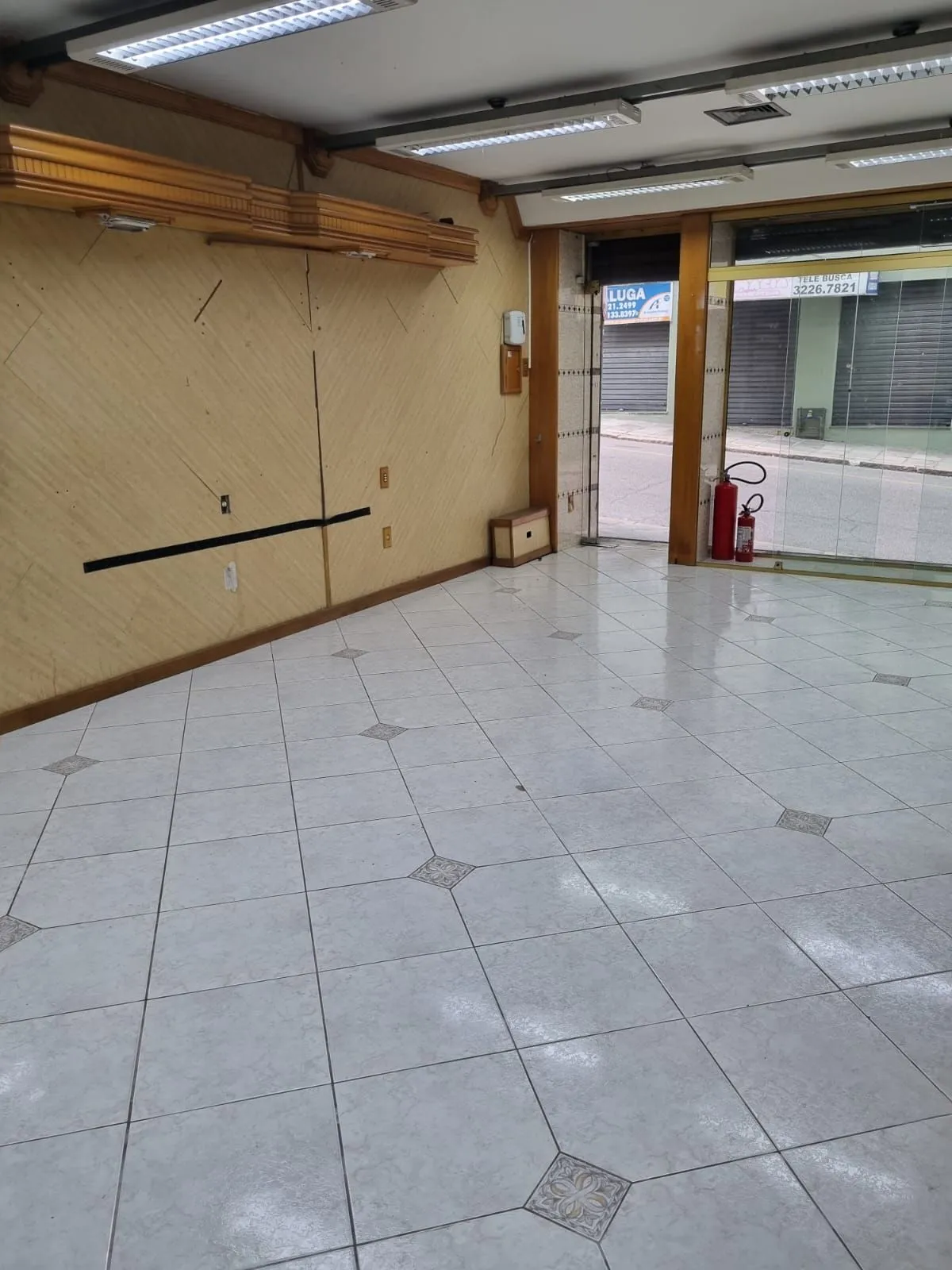Imagem Loja Térrea de Frente à Venda no Centro Histórico de Porto Alegre