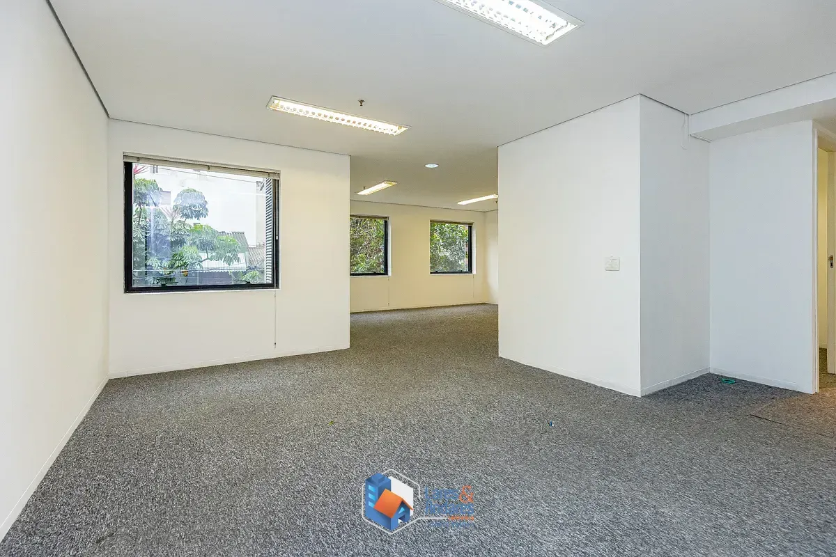 Imagem Conjunto comercial para venda em Cerqueira César, 90m²