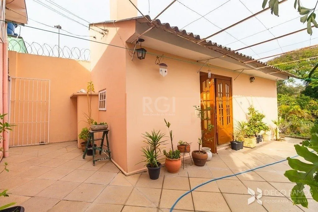 Imagem Casa térrea à venda, com 2 suites, 3 banheiros, edicula, pátio, 2 vagas - Bairro Medianeira