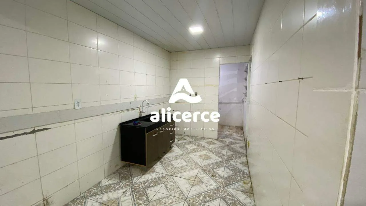 Imagem Imóvel de esquina para investimento com alta rentabilidade - Bairro Serraria, São José/SC