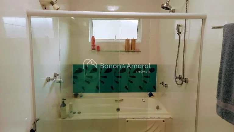 Imagem Esta casa em condomínio oferece uma área total de 480 metros quadrados, proporcionando um espaço ...