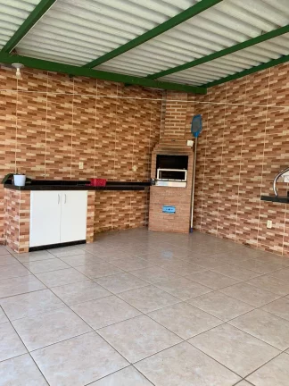 Imagem Casa linear a venda na quadra do mar em Santa Mônica com 5 quartos sendo 1 suite e 3 banheiros, garagem pra dois carro,