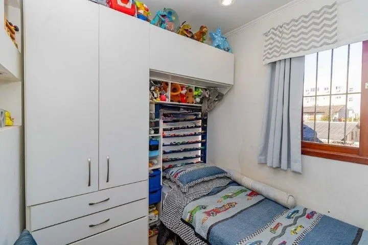 Imagem Casa de 3 dormitórios, em condomínio fechado na zona sul de Porto Alegre, com lareira, churrasqueira e vaga de garagem.