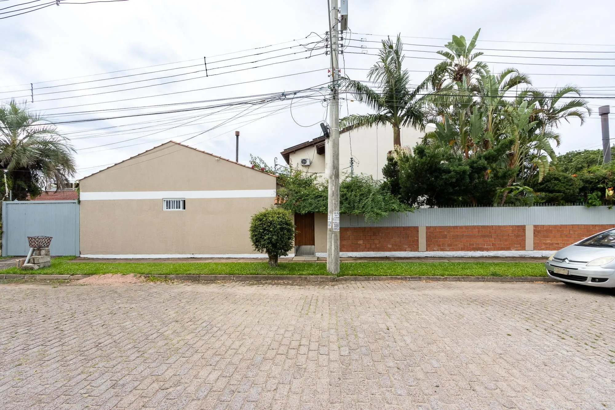 Imagem Casa térrea, 2 dormitórios, 1 suíte e 2 vagas no bairro Aberta dos Morros.
