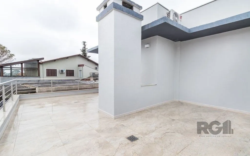Imagem Excelente casa de 254m² com 4 dormitórios sendo 3 suítes.