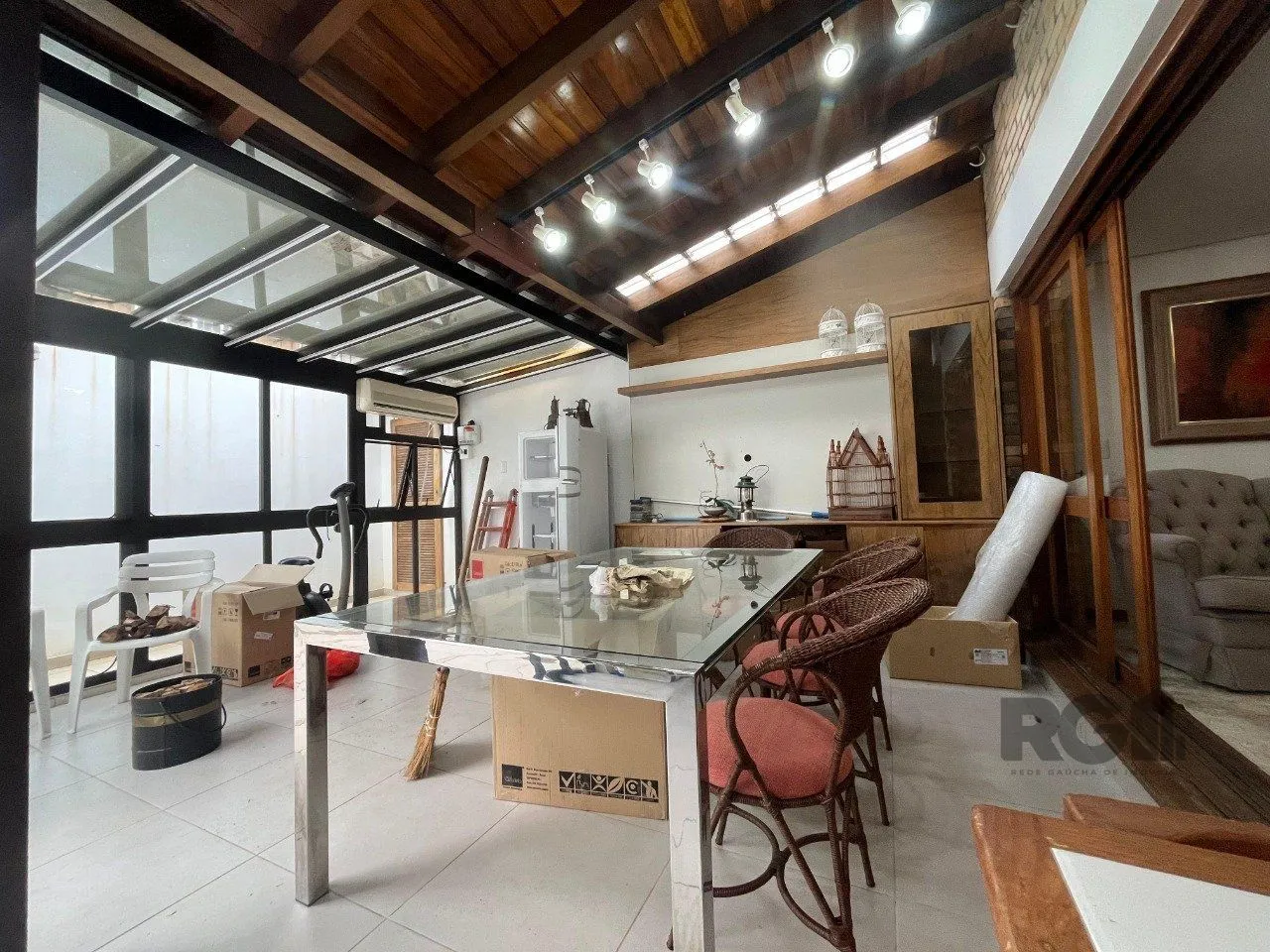 Imagem Casa de três quartos, suíte e quatro vagas de garagem no bairro Menino Deus em Porto Alegre