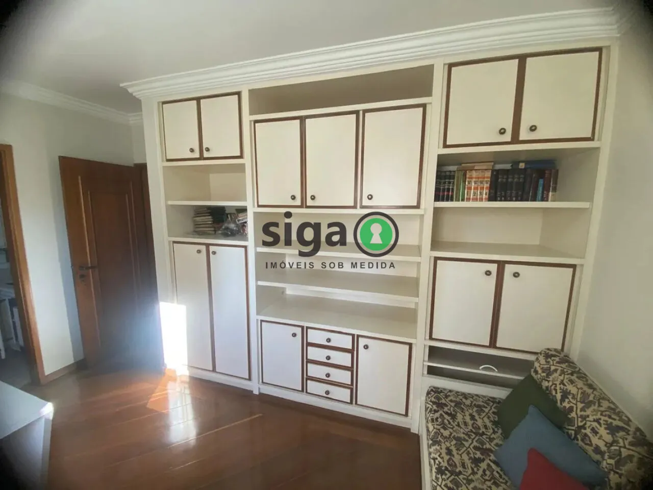 Imagem Apartamento á Venda - 235m², 4 Suítes e 4 Vagas em Moema.