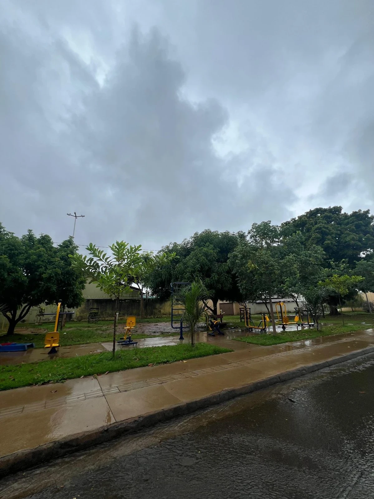 Imagem Sobrado com 4 Quartos à Venda, 200 m² em Jardim Atlântico - Goiânia