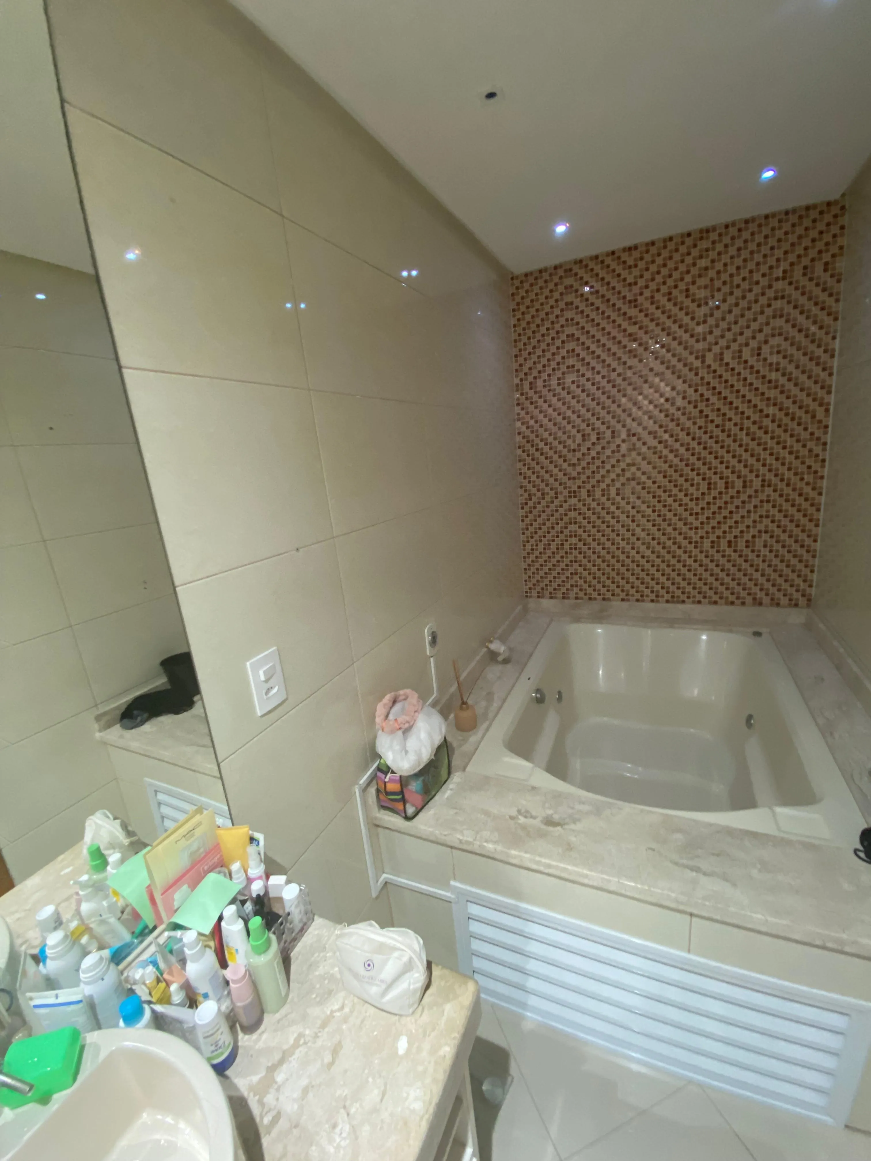 Imagem Residência Exclusiva no Embaré: Elegância, Conforto e Sofisticação em Cada Detalhe