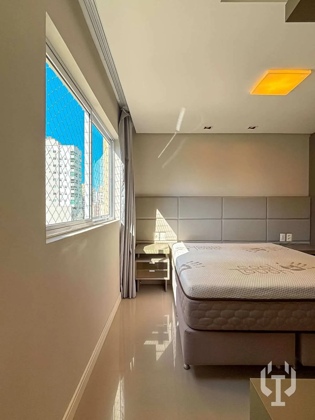 Imagem Apartamento de 2 suítes e 2 vagas de garagem em Meia Praia