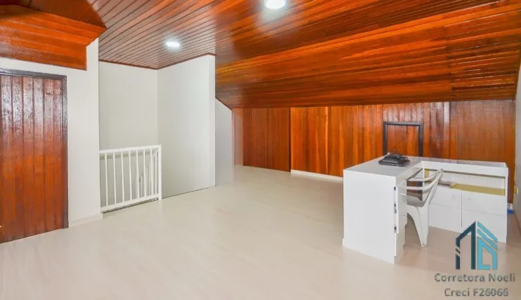 Imagem Sobrado 03 quartos c/suíte, ático, espaço nos fundos, no Tingui em Curitiba PR
