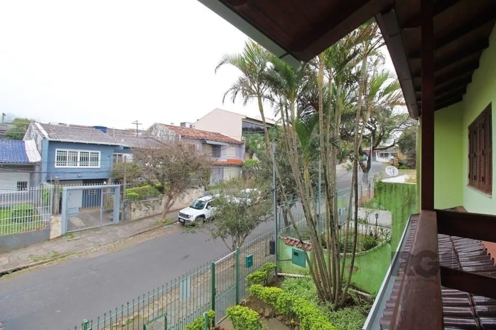 Imagem Casa de 275m² - 3 dormitórios e 3 vagas no bairro Coronel Aparício Borges