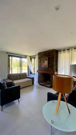 Imagem Casa de Alto Padrão em Garopaba-SC: 3 Suítes, 147m², Mobiliada, Próx. à Praia Central