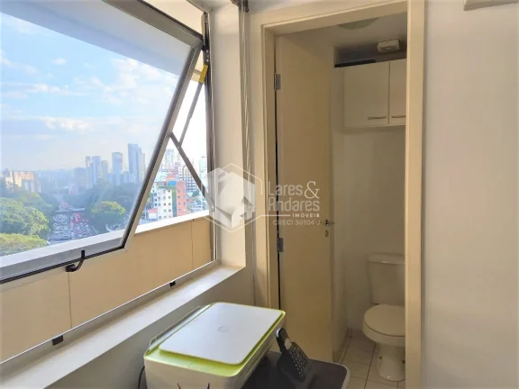 Imagem SALA À VENDA, COM 37M² 2 SALAS + RECEPÇÃO, 2 BANHEIROS, COM SACADA E VISTA DO NONO ANDAR, COM 1 VAGA EM FRENTE A ESTAÇÃO PARAISO DO METRÔ - VILA MARIANA