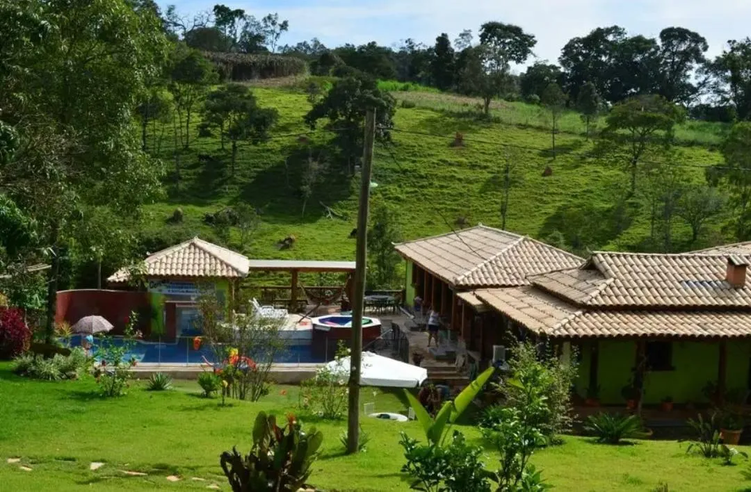 Imagem Vendo um belíssimo sítio em Carmópolis de Minas com 10 hectares de terra,