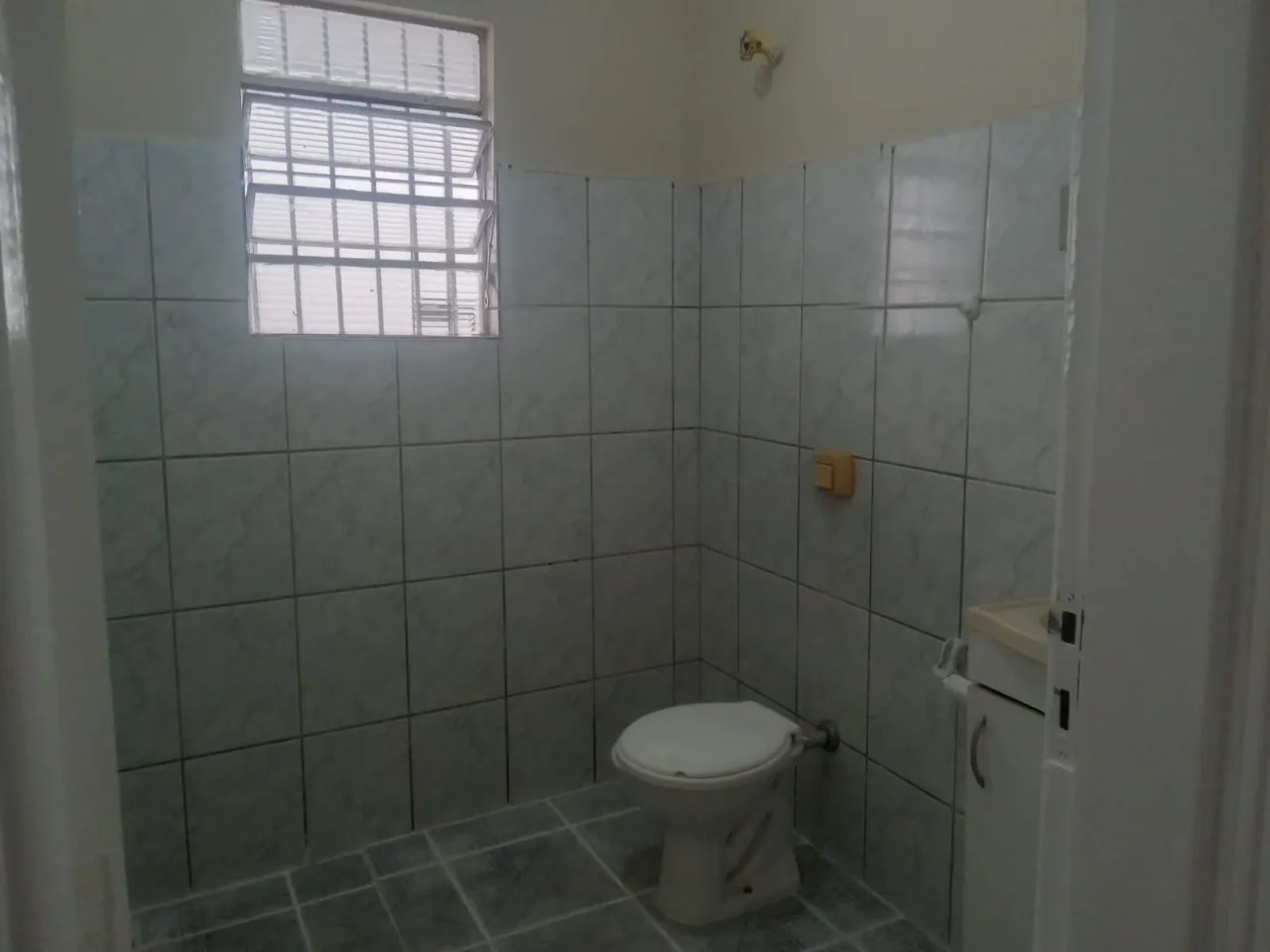 Imagem Casa Comercial para Locação: Imóvel de Alto Padrão com 2 Quartos, 1 Suíte e Vaga de Garagem no Jardim América, Sorocaba-SP