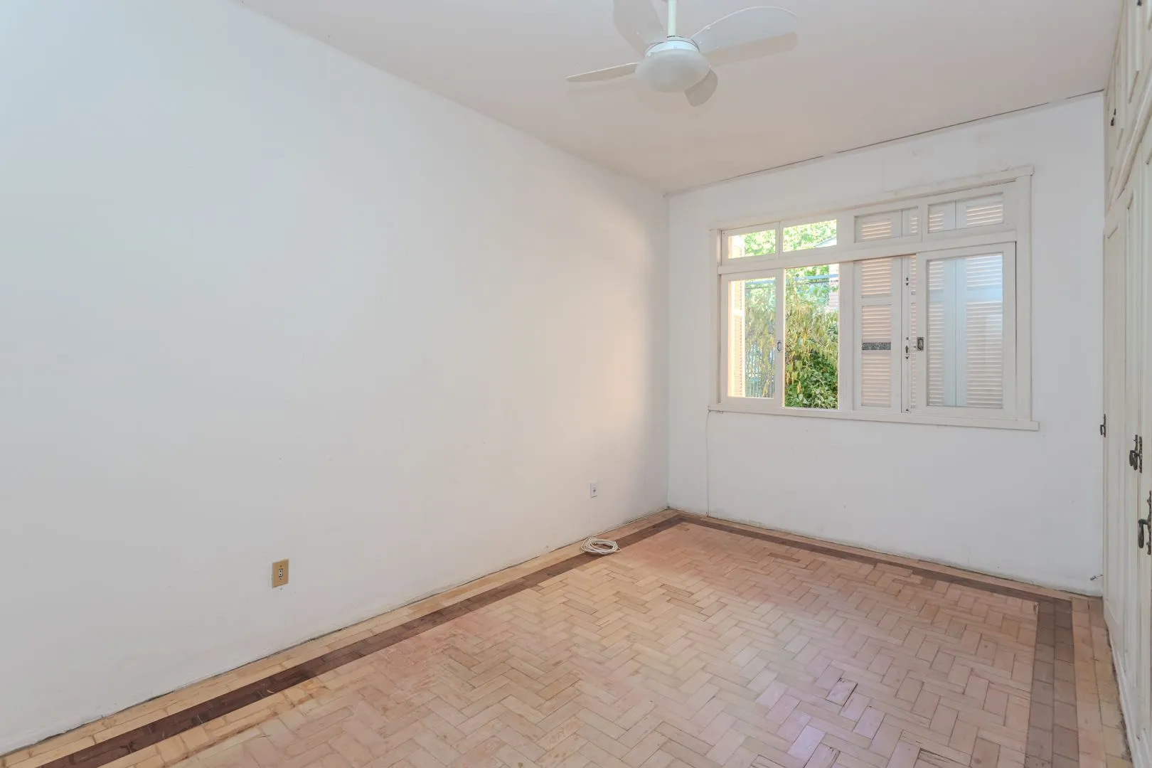 Imagem Casa no Menino Deus de 3 dormitórios e 5 vagas DESOCUPADA
