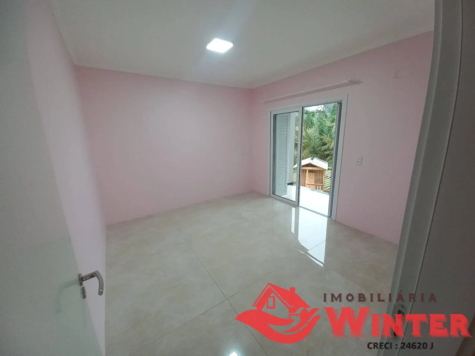 Imagem Casa impecável no Centro de Tupandi.