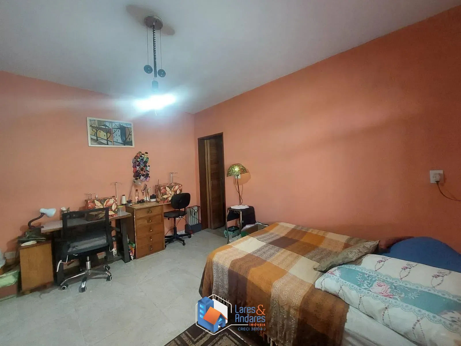 Imagem CASA RÚSTICA EM CONDOMÍNIO, 243 M² DE ÁREA ÚTIL, ÁREA TOTAL DE 1.801 M², 2 SUÍTES, 3 SALAS, 3 VAGAS E PORTARIA 24 HORAS - COTIA - SP