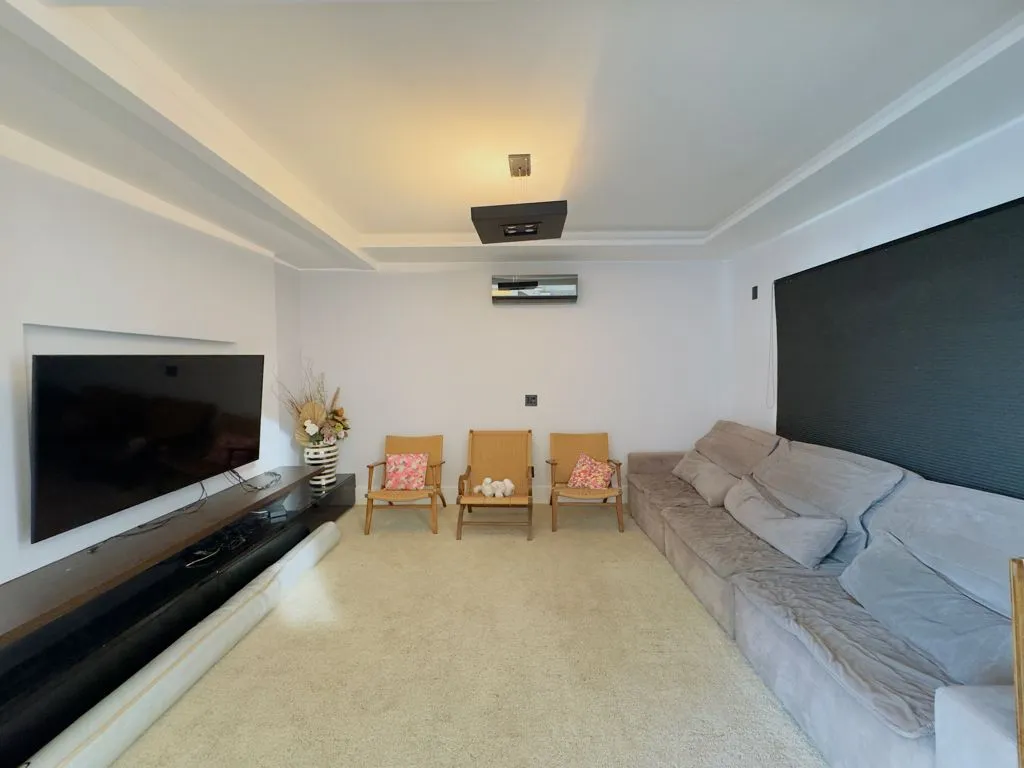 Imagem Casa de Luxo em Condomínio à Venda em Valinhos-SP, 4 Suítes, 3 Salas, 7 Banheiros, 4 Vagas de Garagem 460m²