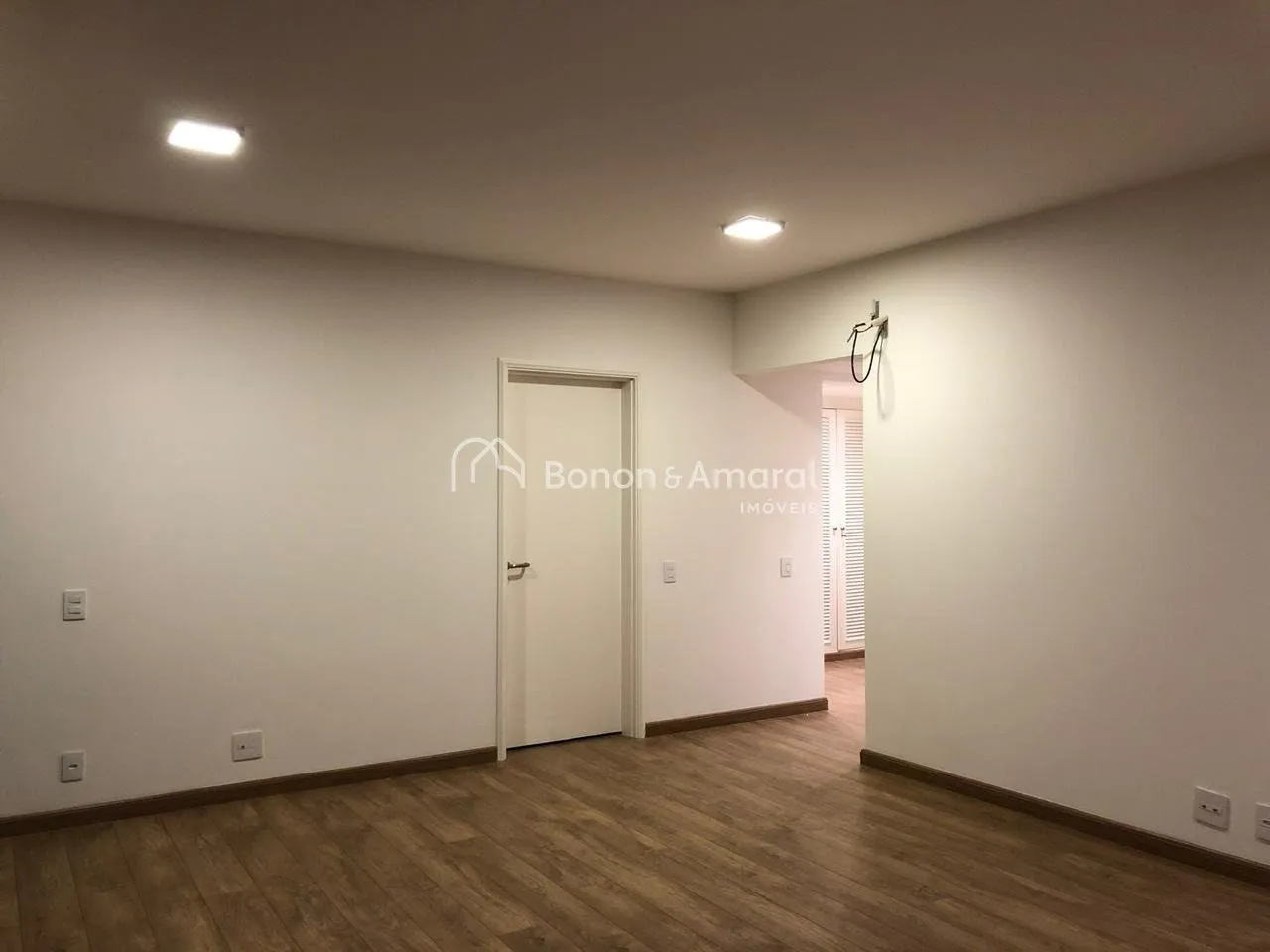 Imagem Apartamento à venda com 04 suítes, salas integradas, 03 vagas, 568 m² no Cambuí.