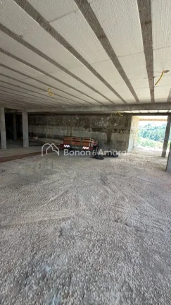 Imagem São 700 m² de construção, com arquitetura moderna,, localizada em um dos condomínios mais desej...