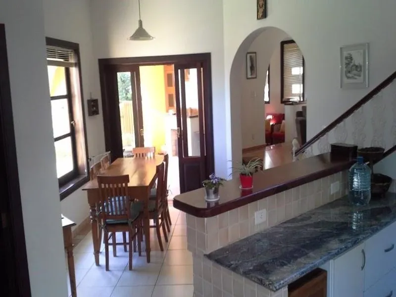 Imagem Casa de Luxo em Condomínio de Prestígio em Valinhos-SP: 4 suítes, uma independente, 3 salas, escritório, 6 banheiros, 4 vagas, 400m², em meio ao verde