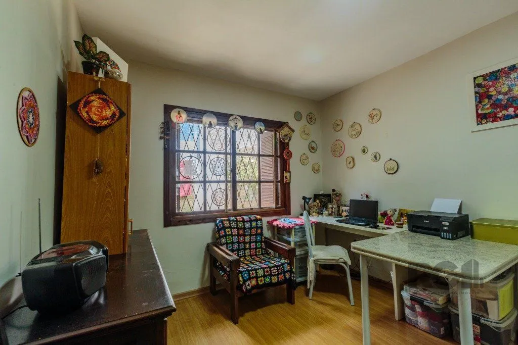 Imagem Casa 253m², 3 suítes, pátio, churrasqueira e vaga de garagem para 4 carros no bairro Nonoai