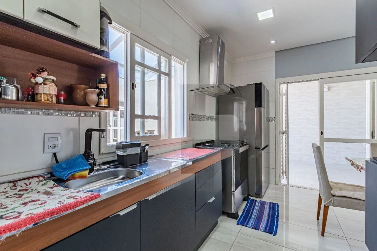 Imagem Casa com piscina e 3 quartos à venda em Cachoeirinha