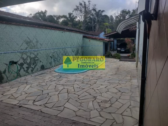 Imagem Casa à venda em Caraguatatuba-SP, bairro Rio do Ouro: 2 quartos, 2 salas, 2 banheiros, 2 vagas de garagem, 127m² - com piscina e churrasqueira!