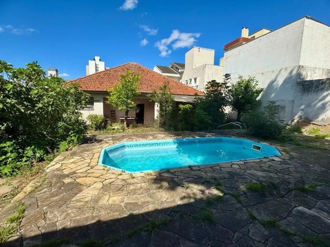 Imagem Casa de 5vquartos e 3 vagas de garagem no bairro Santana em Porto Alegre