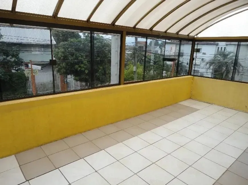 Imagem Casa com três dormitórios, suíte, piscina e 3 vagas.