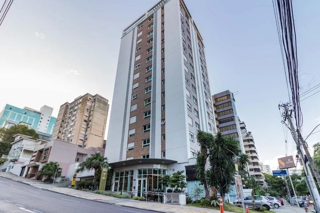 Imagem MÁFFER IMÓVEIS ALUGA Apartamento mobiliado de 1 dormitório com garagem em localização privilegiada do bairro Mont'Serrat - Porto Alegre/RS.
