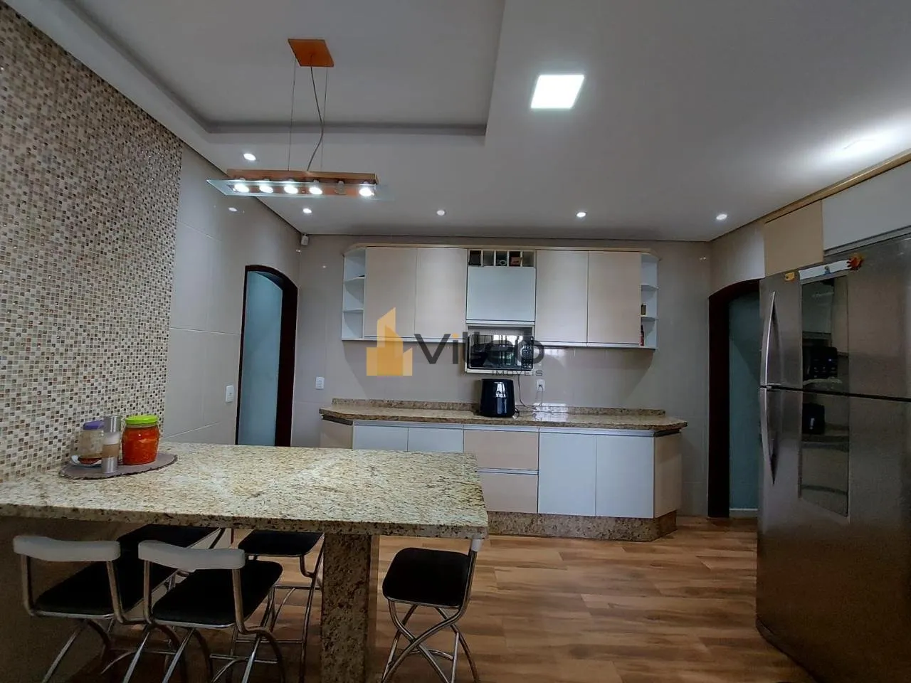 Imagem Apresentamos uma residência que une espaço, conforto e elegância no Wanel Ville II, um dos bairro...