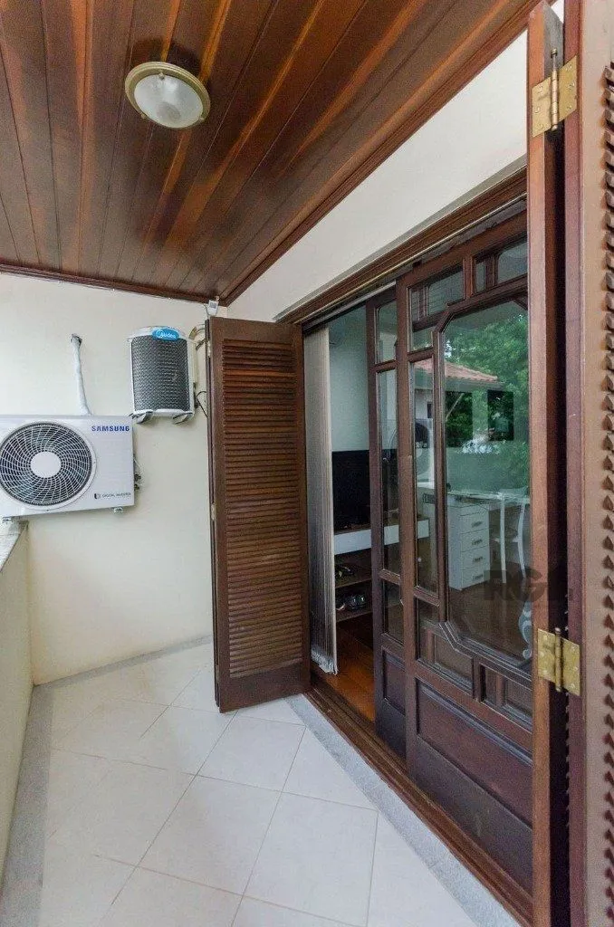 Imagem Excelente casa de 379m² com 3 dormitórios, piscina e 4 vagas.