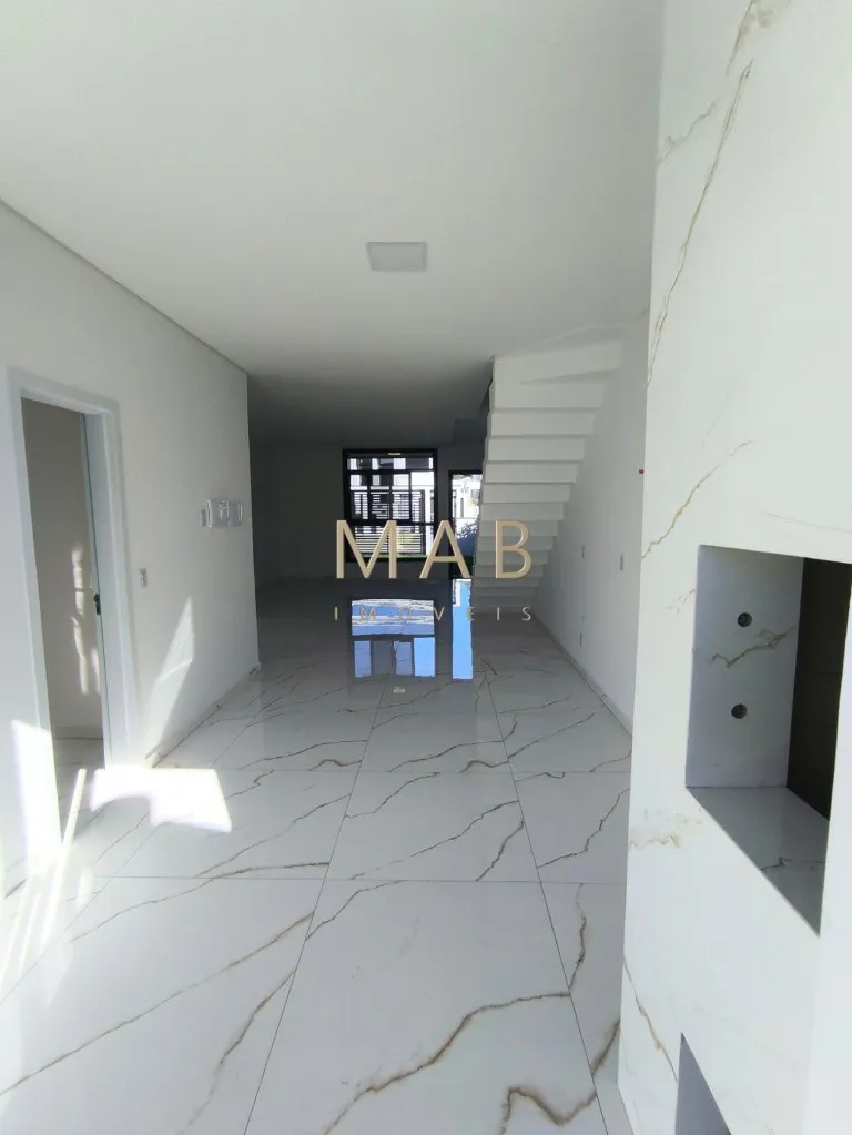 Imagem Imperdível casa à venda em Florianópolis-SC, 3 suítes sendo uma master, sala estar, Lavabo, vagas de garagem, 140,00m² - Ingleses do Rio Vermelho!