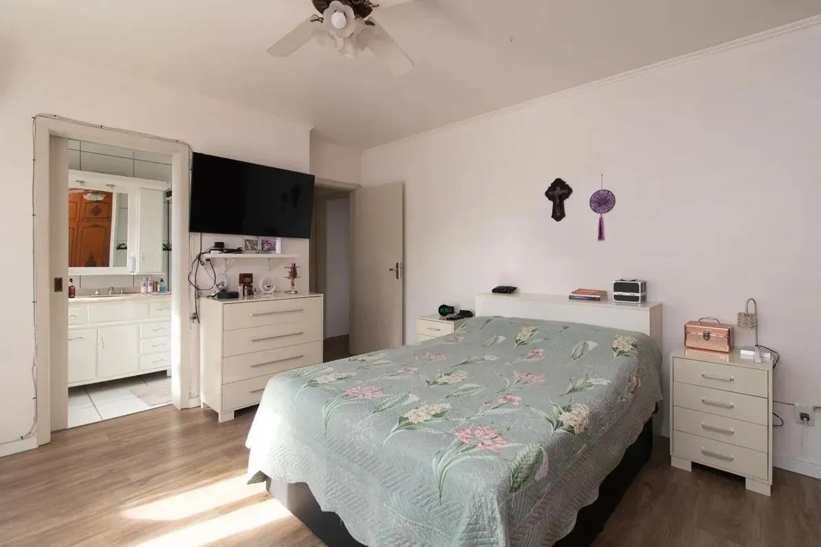 Imagem Casa com 4 dormitórios e energia solar no bairro Nonoai.