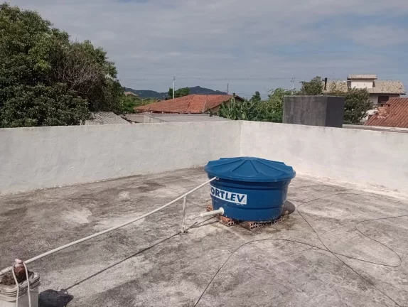 Imagem Casa robusta e bem localizada em Garopaba: ideal para quem ama natureza e conforto.