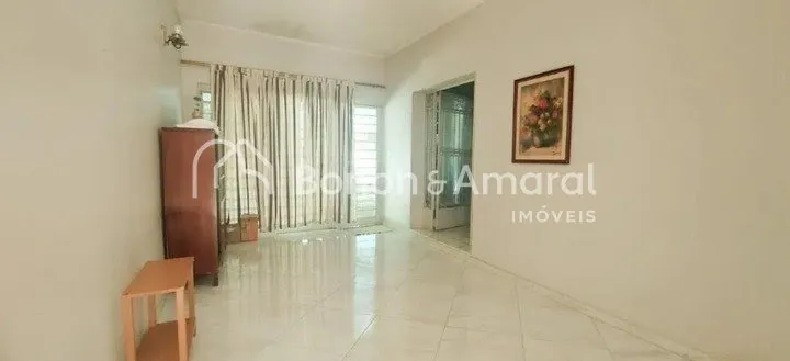 Imagem Casa com 3 Quartos sendo 1 suíte e 3 banheiros à Venda, 211 m²