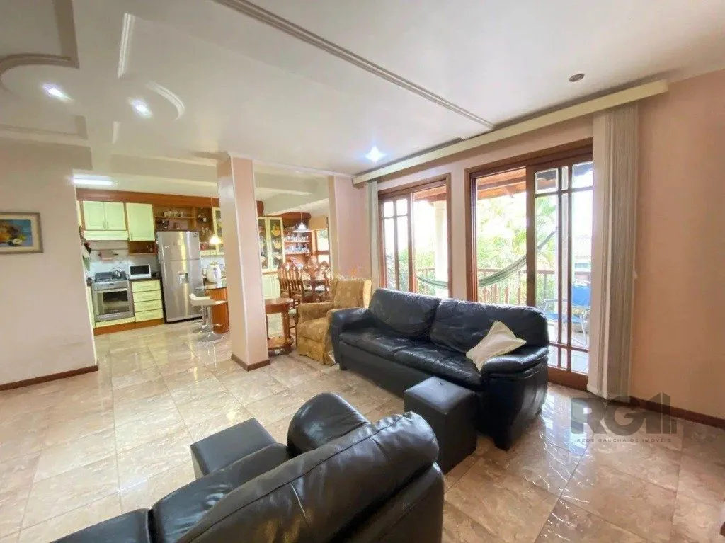 Imagem Casa com 4 dormitórios no bairro nonoai